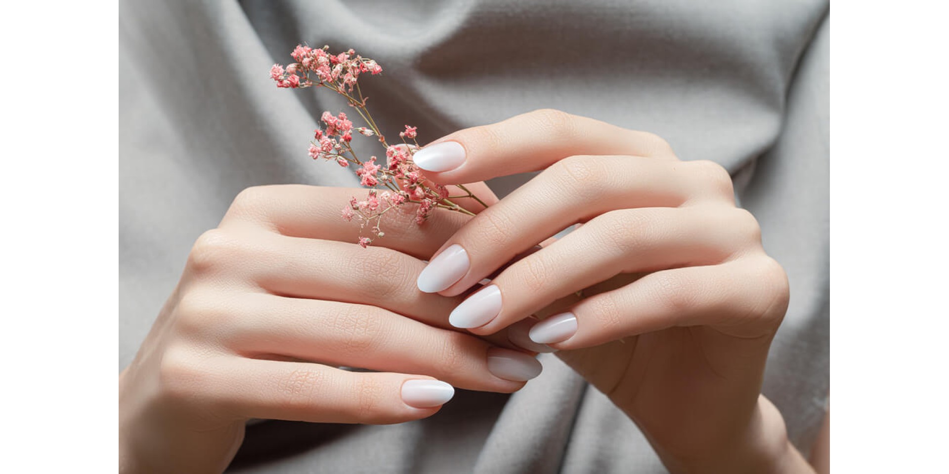 Modele de unghii alb laptos, de vara - simple sau cu sclipici? Tendinte si tehnici de manichiura pentru salonul tau